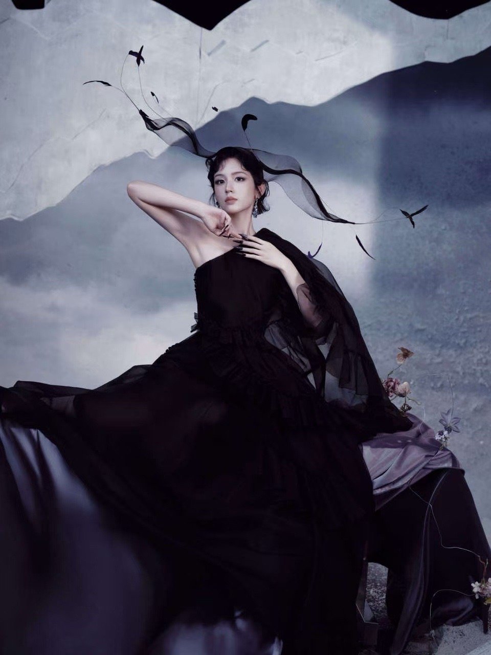 周也魔法女巫 周也的魔法女巫造型适配度超高，氛围感到位，美的耐看，每次出现都让人