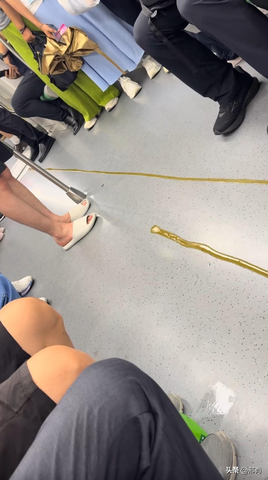 这就是地铁不让吃喝的原因，没人打扫