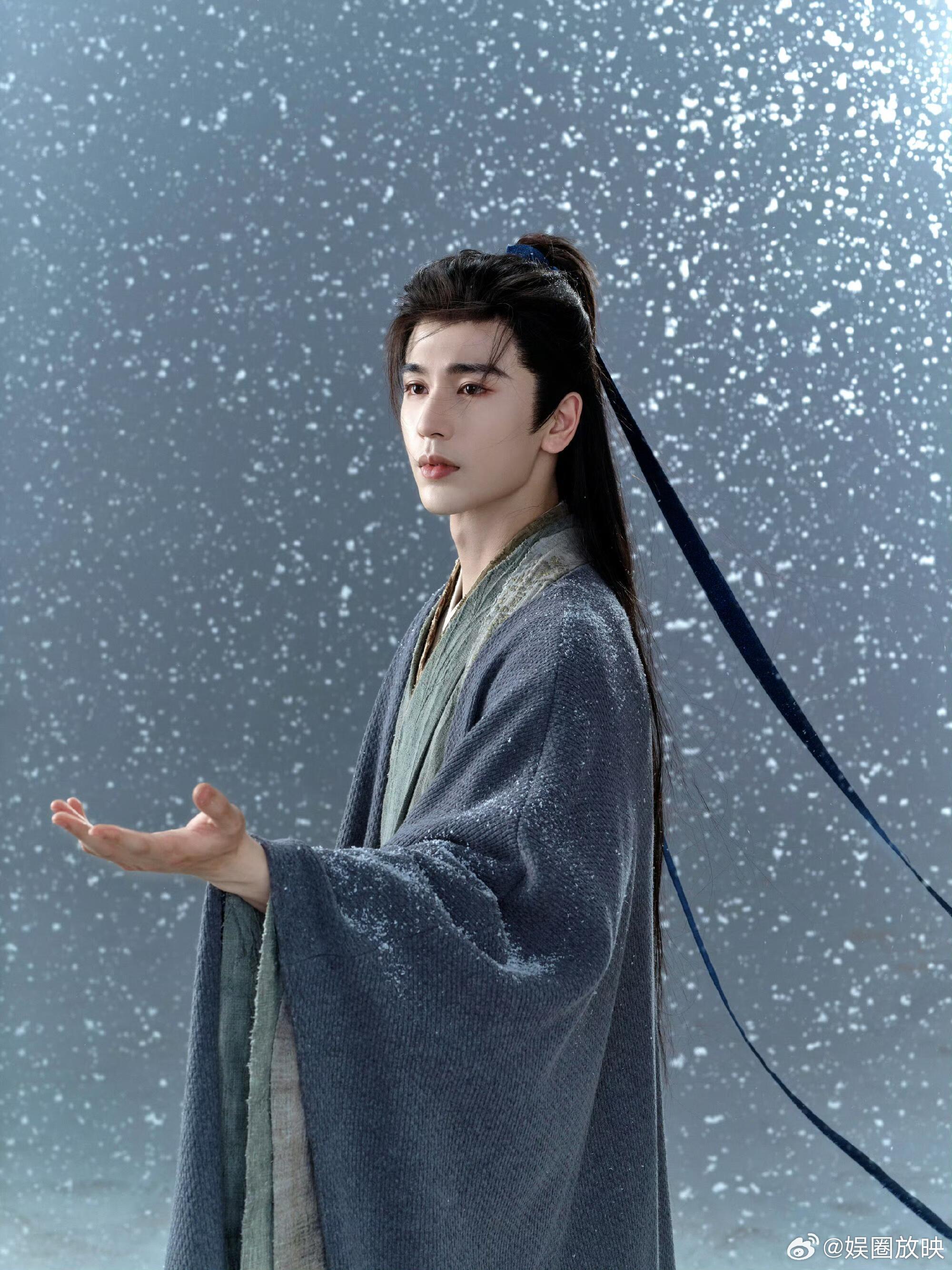 张凌赫的花语是手慢无只慢一秒，谢征就被女主捡走了。素衣温润，战甲冷冽，战损破碎。