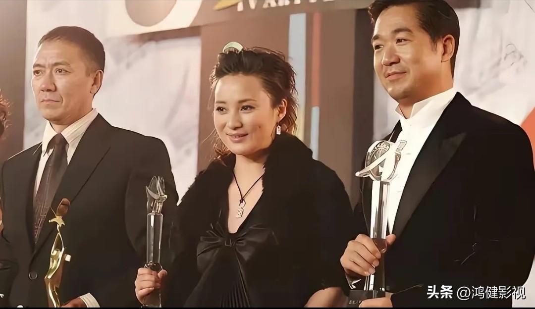 仔细看，左边是西装革履和的李幼斌，右边是气色盈和的张国立，而中间的美女是谁？看她