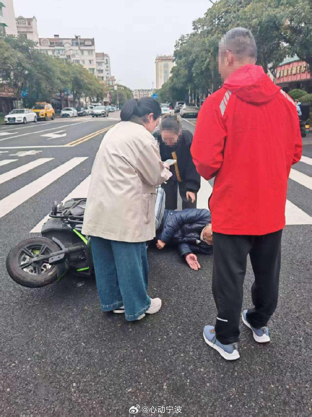宁波街头网格员及时出手救突发疾病外卖小哥 宁波海曙一小区门口，一名外卖小哥骑行时