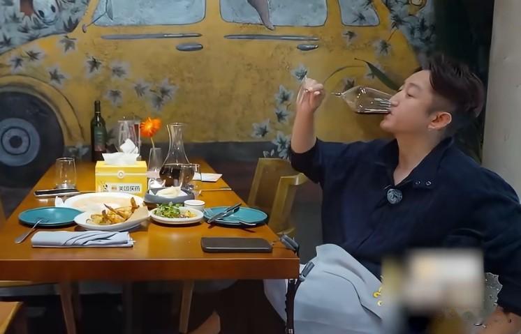 邹市明一个人喝闷酒


邹市明冉莹颖一同约朋友吃饭，在等待朋友的时候，很巧遇到儿