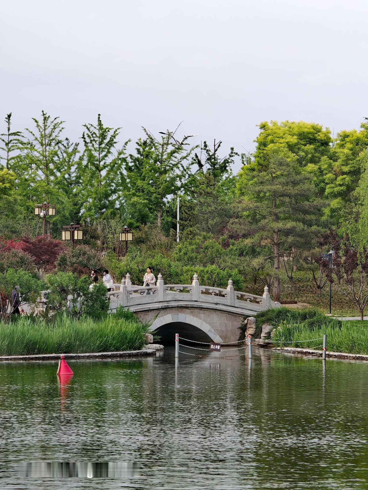 通州区西海子公园风景是真优美！最近它的春日限定花园惊艳亮相，不必去法国吉维尼，这