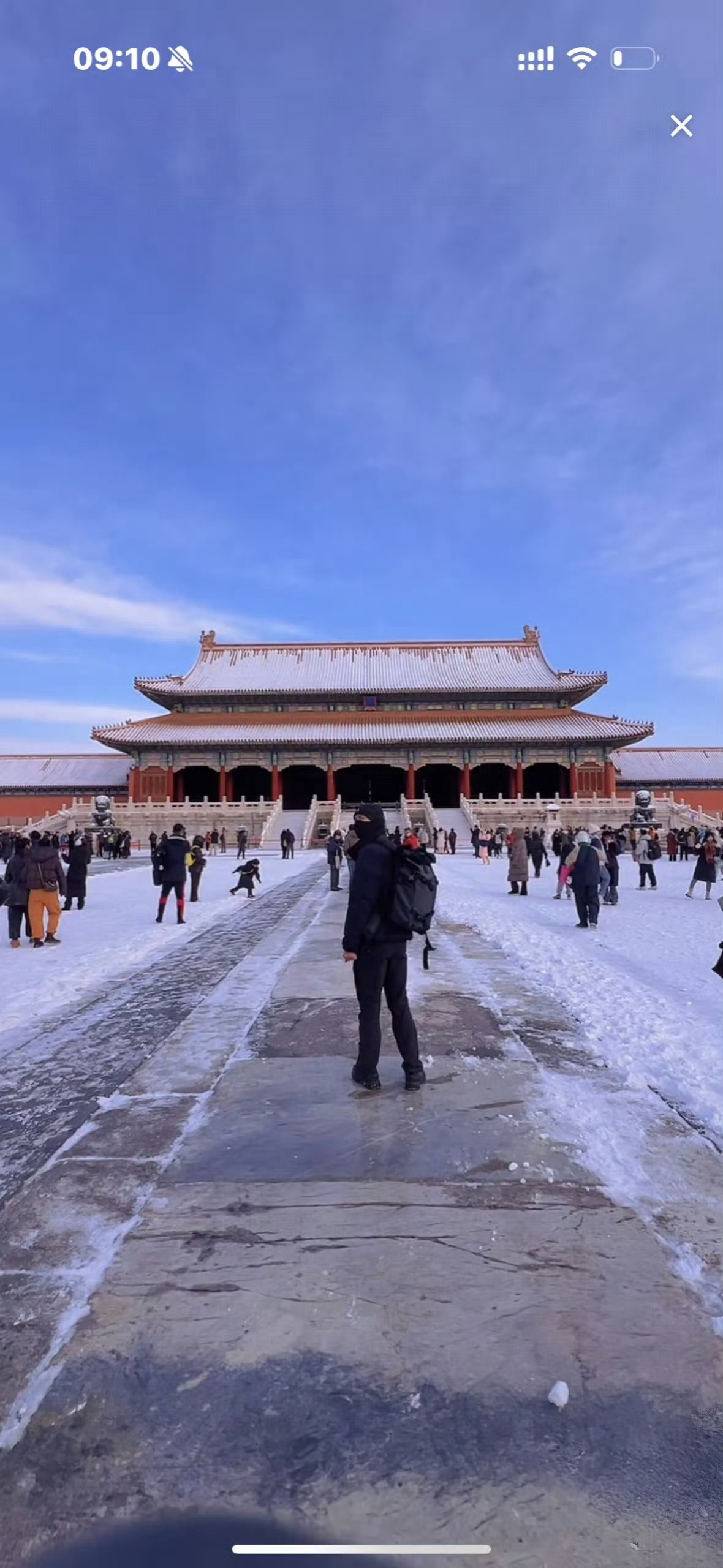 这谁能认出来是李现哈哈哈，上次网友刷故宫雪景直播，都能刷到李现，国民度高，接地气