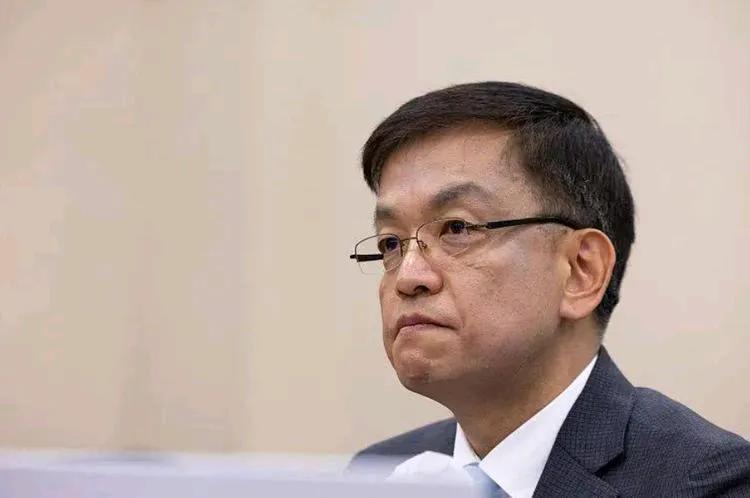 一夜之间，崔相穆成为韩国政坛理论上“权倾朝廷”的政客。
集总统，总理，财长，副总