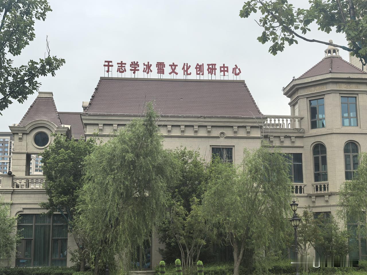 人这一生，最大的消耗，不是风雨挫折，而是无休止的情绪内耗。
 
我们总习惯揪着伤