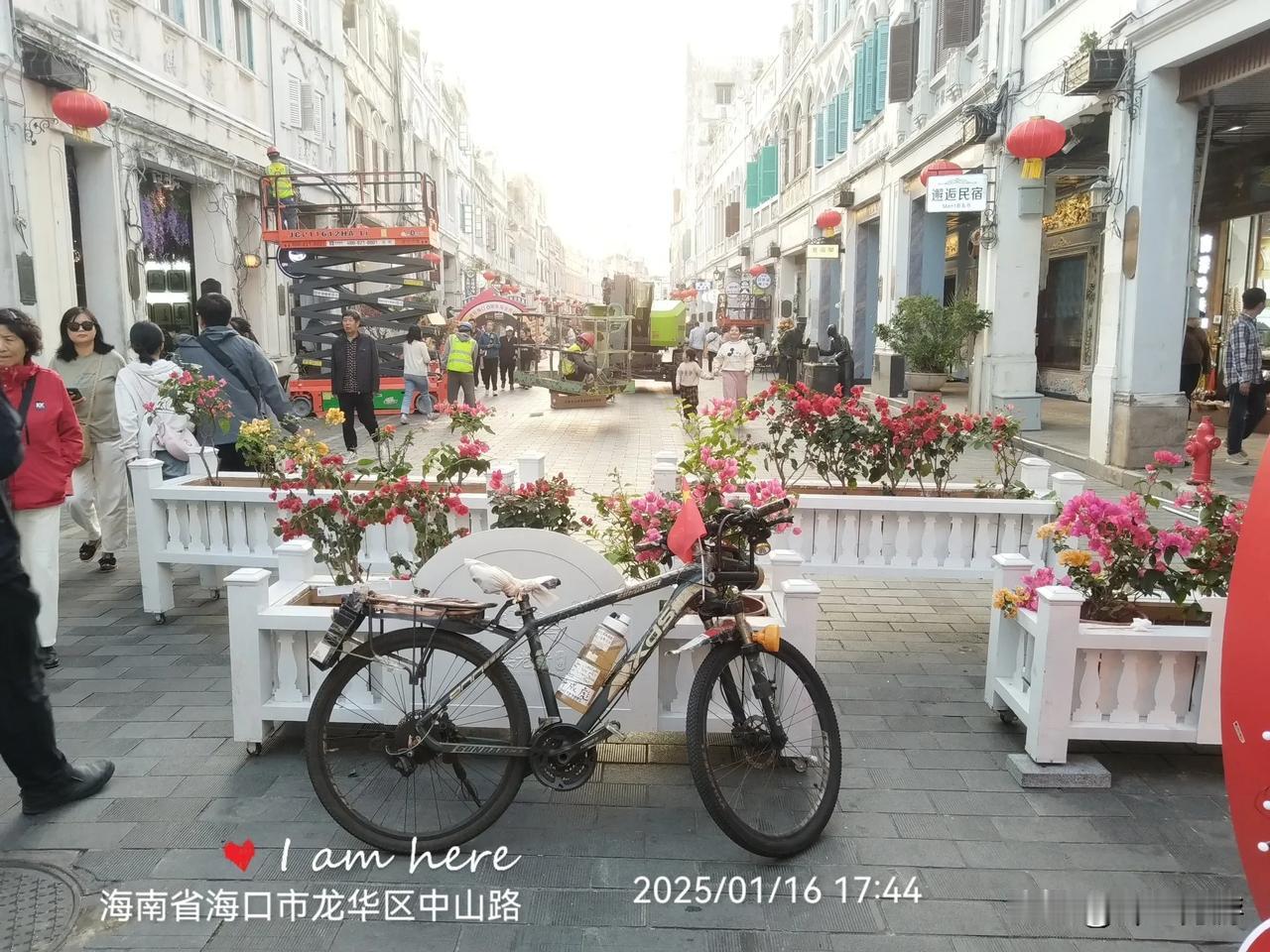 骑行拍楼＝骑楼，bike photo the buildings.
骑楼：一种建