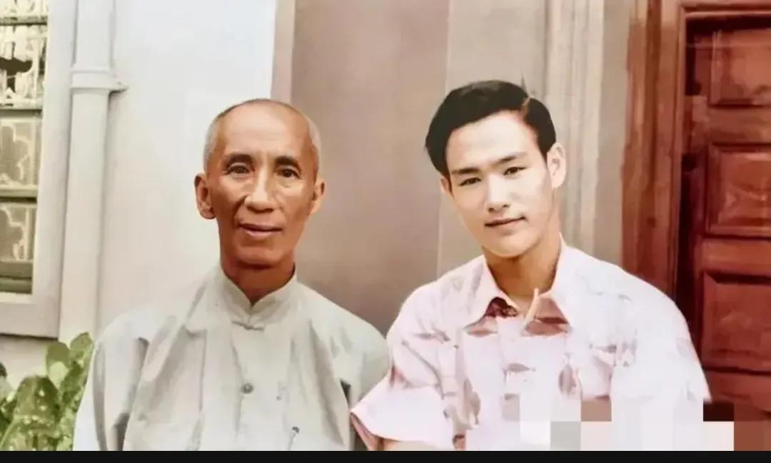 60年代，叶问和李小龙，留下的一张合影，照片中的叶问，虽然已经年过花甲，但精神矍