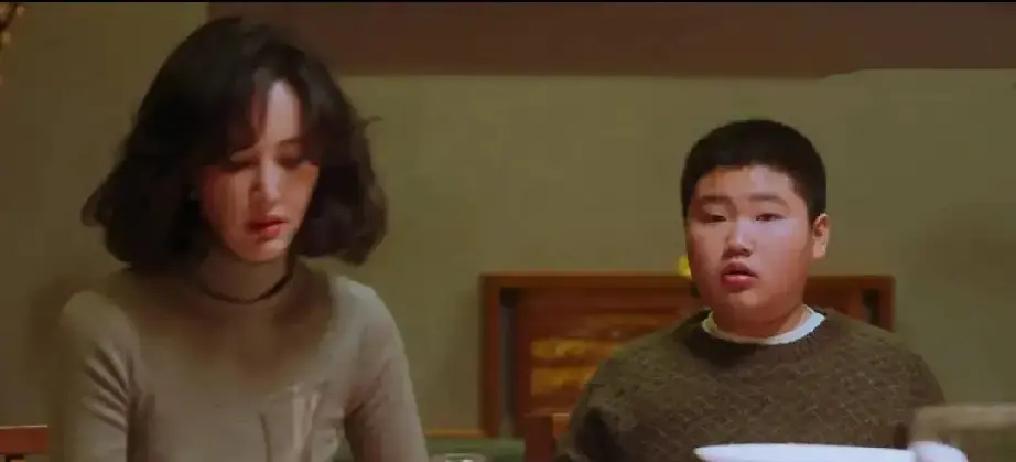 她给老母亲买最廉价的营养品，自己在硅谷住别墅。全网骂她“白眼狼”，直到我撕开她手