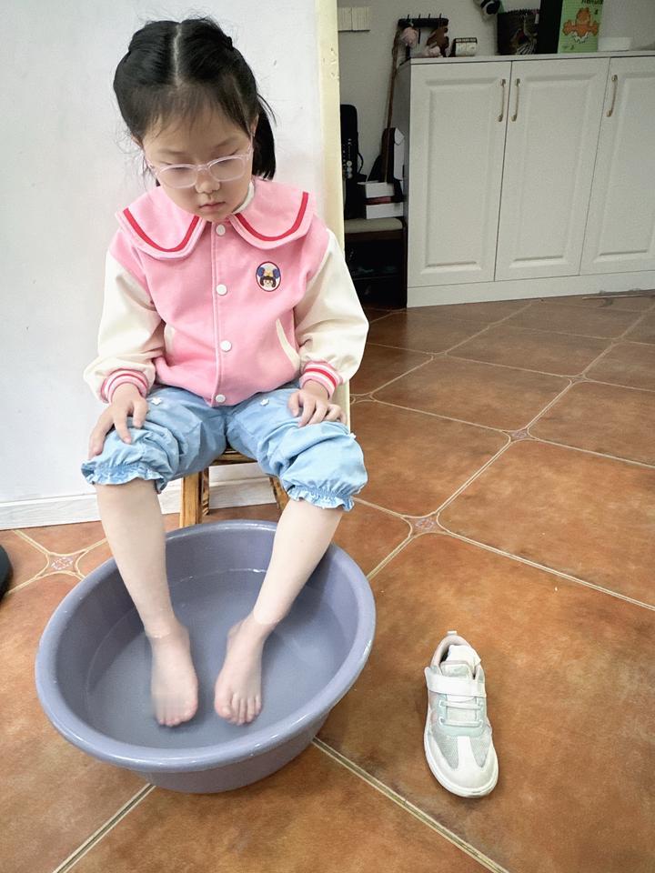 今天发烧了一整天的豆儿，各种物理降温，此刻听到豆豆说我感觉我化妆了~嗯，听到这话