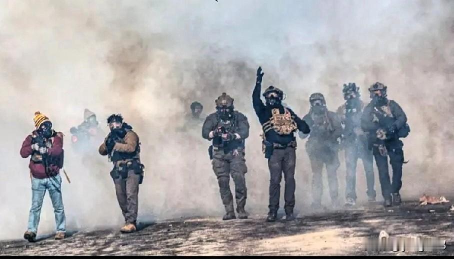 美国明尼阿波利斯市再次发生致命枪击事件，涉事人员均为蒙面移民及海关执法局警员。事