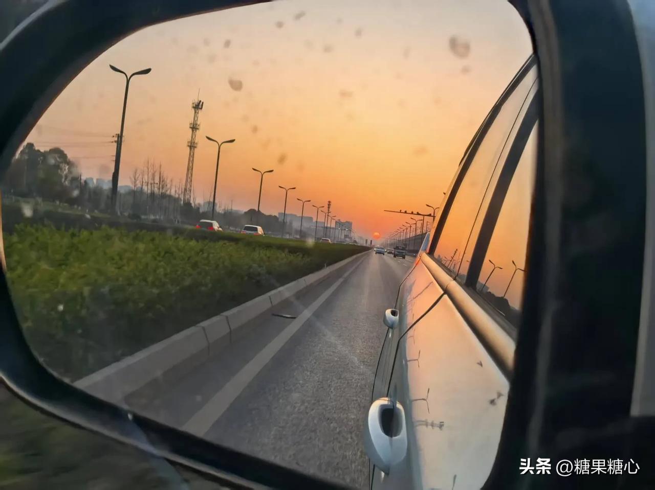 成都今天温度开始迅速回升，预报最高25度，比较起床那会的6℃，简直反差有点大。据