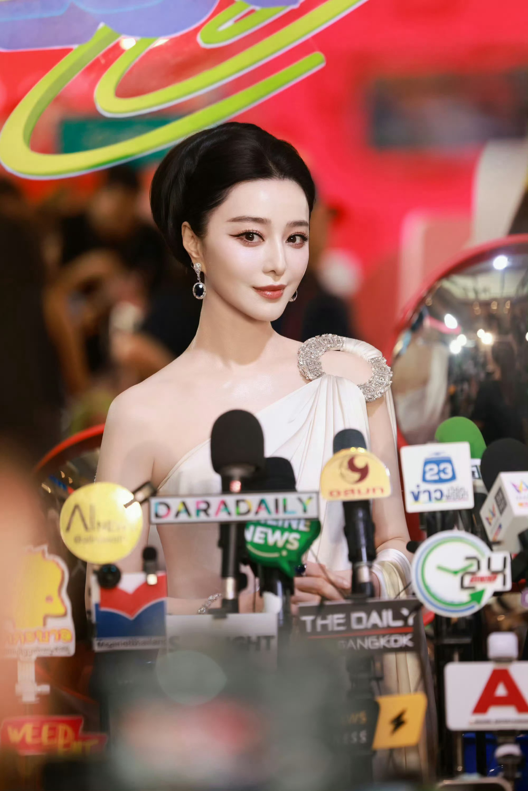 范冰冰前几天的海外活动无数次感叹她的生命力，从内到外都活得漂亮！ 