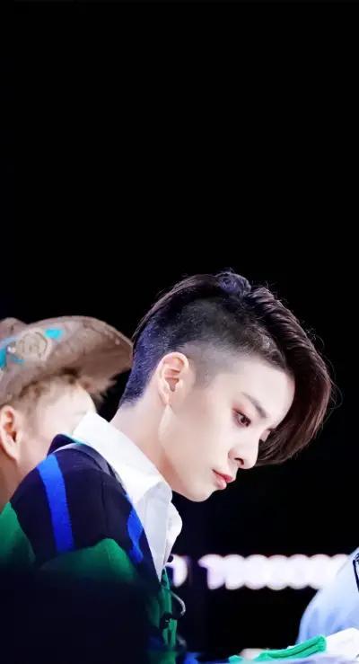 #黄子弘凡Amber没过年先磕上了# 笑点密集到让人窒息！这俩人的互动简直是综艺