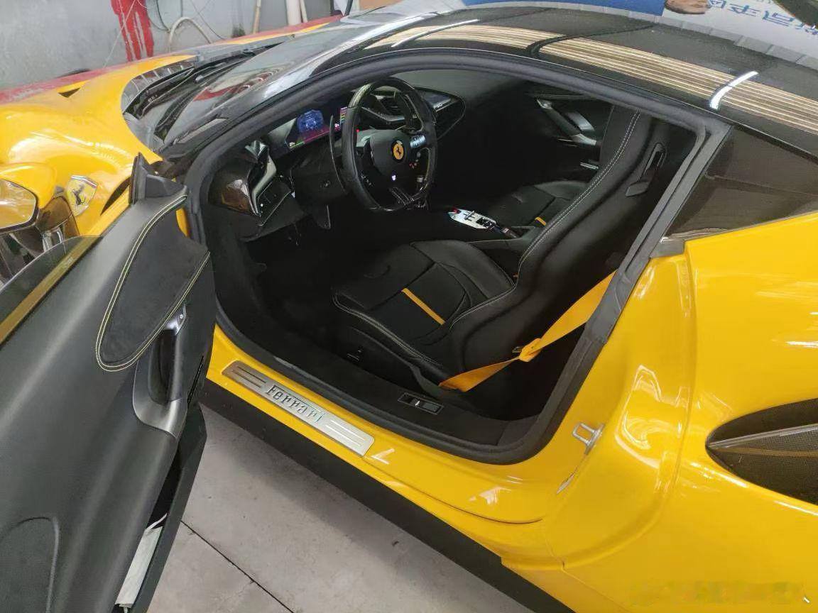 法拉利SF90 Stradale，黄色贴灰色➕透明车衣，改排气 ，选配超高63万