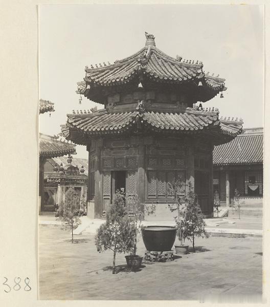民国北京万寿寺八角形双檐亭 