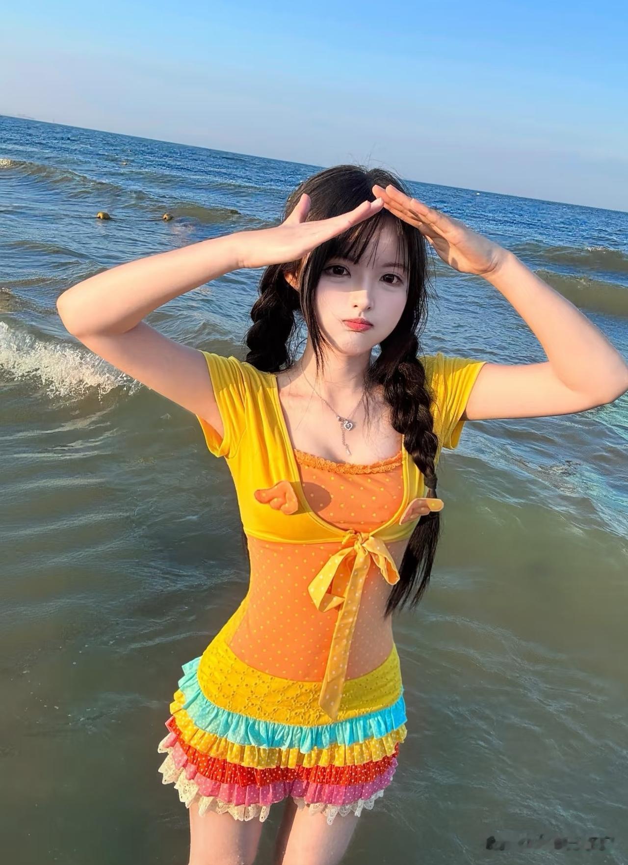 海边的小姐姐在晒太阳。