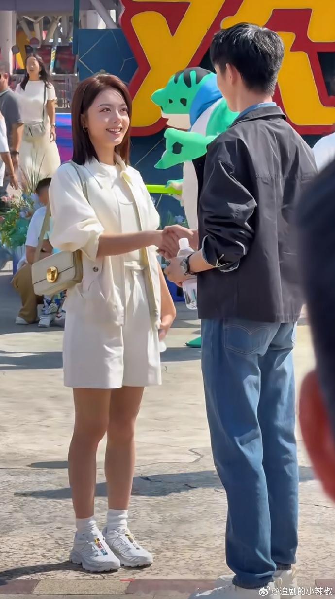 谁给赵今麦选的这身造型！！看的我两眼一黑[费解] ​​​