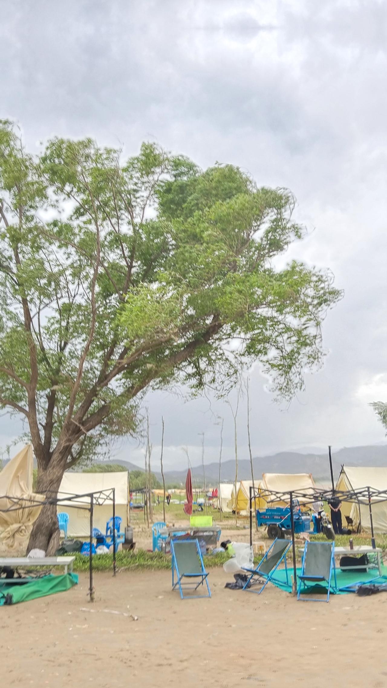 搞遭了心情 原本炳灵湖畔景色不一般  风雨搞怪更狠心 草草收场了事 不过，就算这