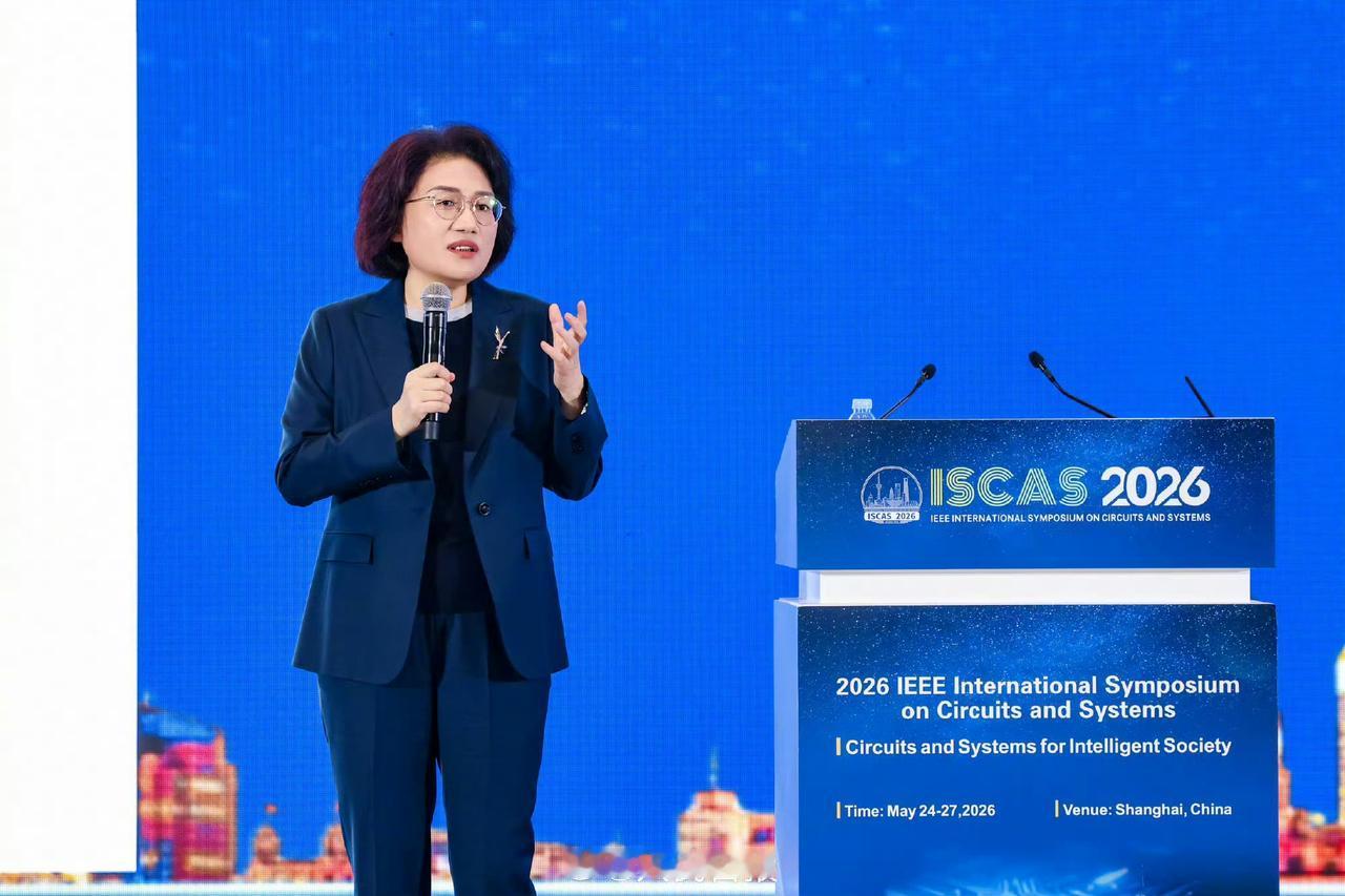 华为发表半导体演进新路径！
何庭波这次演讲干货很足。
带来「韬（τ）定律」，这是