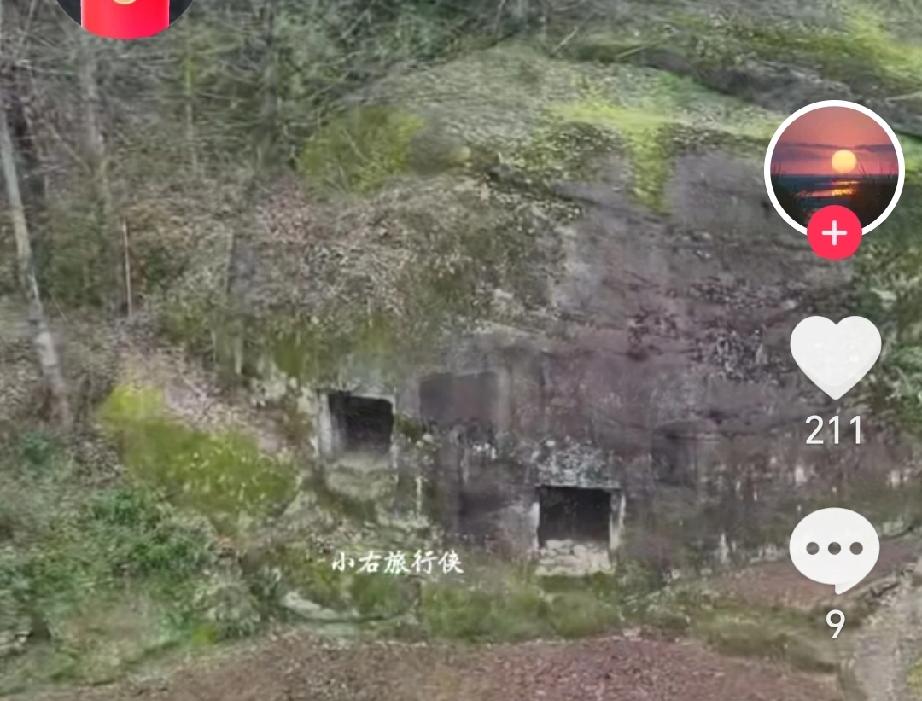 在山区
执行无人机
巡逻任务的时候，
意外捕捉到了一群
行迹可疑的人！
这些人穿