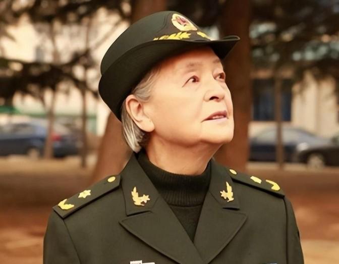 1972年，医学泰斗陈菊梅躺在床上，打完麻药，平静的对身边助手说：拔光我所有的牙