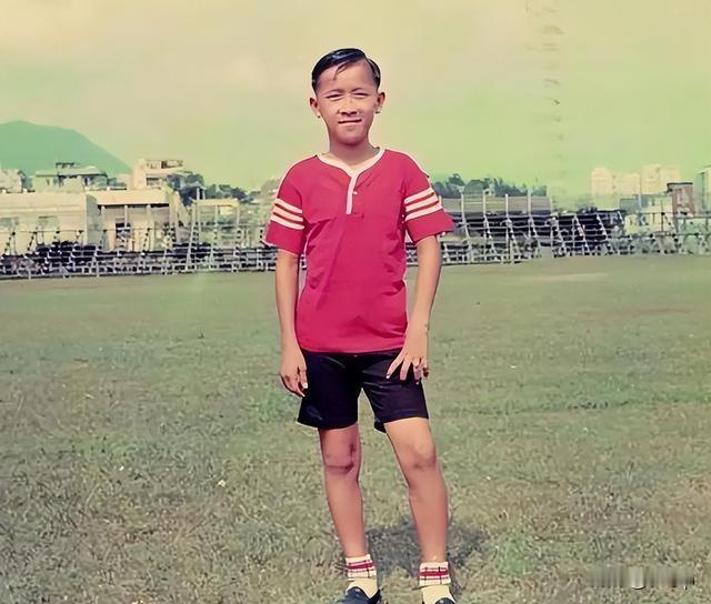 从小丑到老的老曾
年龄越大，争议越多
有点晚节不保的发展趋势
从跟网红合照时那种