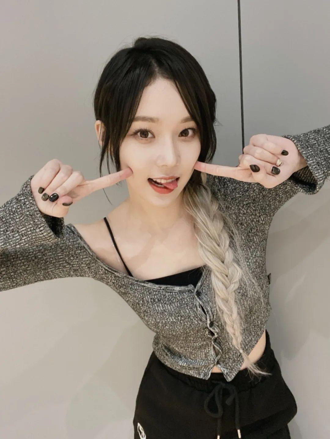 长得像杨幂！
金旼炡，艺名为Winter，是一名韩国女歌手，是SM娱乐旗下女子流