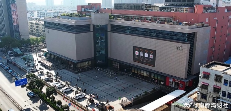 【许昌#警方回应胖东来广场伤人事件#：一对夫妻受伤，嫌疑人落网】#胖东来广场伤人