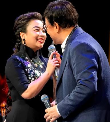 2026年春晚彩排现场，吕继宏一句“张也你是不是又胖了”，瞬间点燃全场，这哪是调