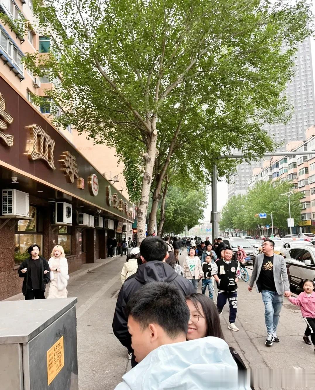 五一假期这些排队的人都来自哪里呢？沈阳以鸡架而闻名，而鸡架又以老四季为代表店。
