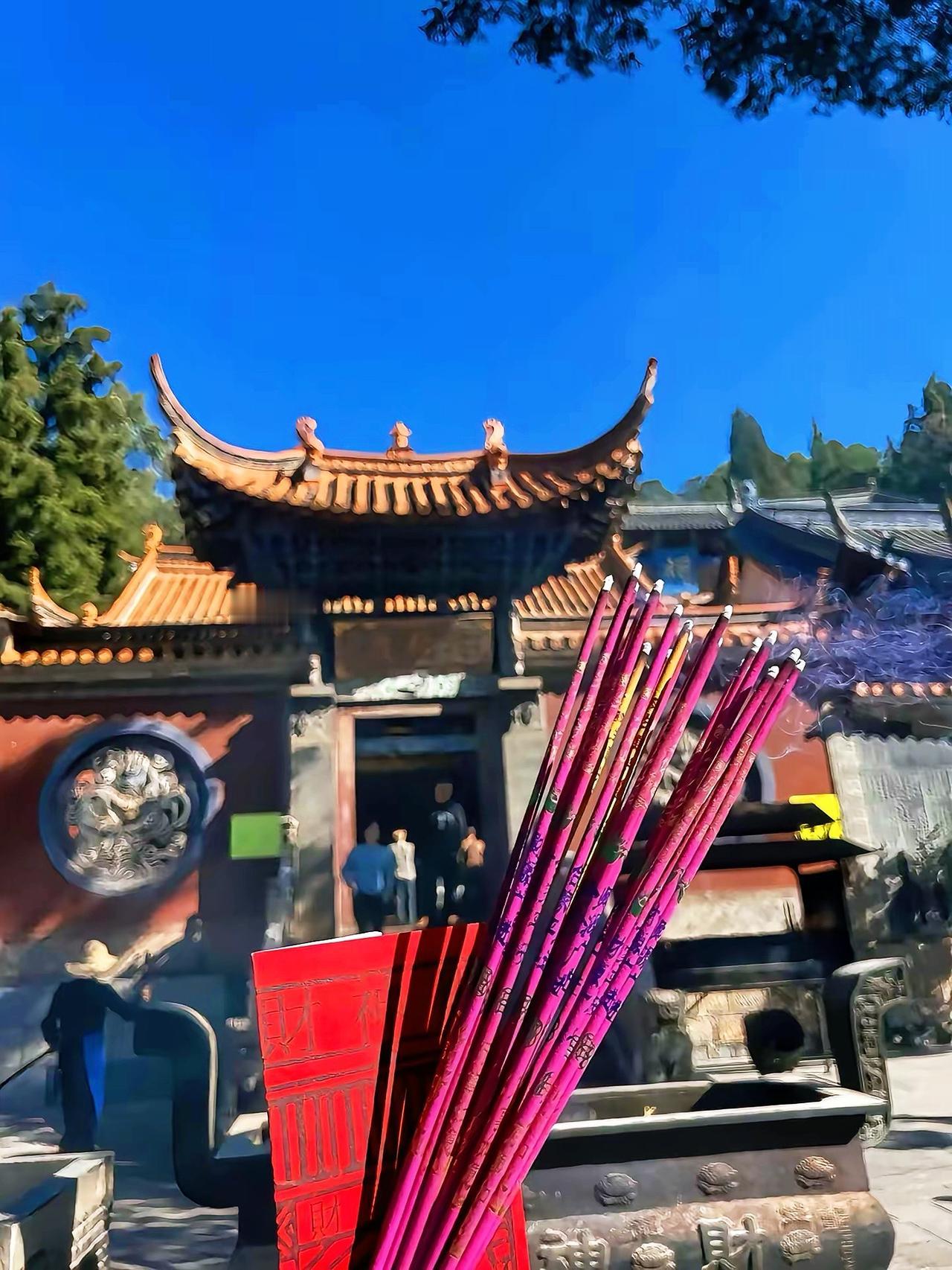 我开始信佛，信命，信因果。
信现在的亏欠，未来一定有弥补。岁月渐深，人心渐老，许