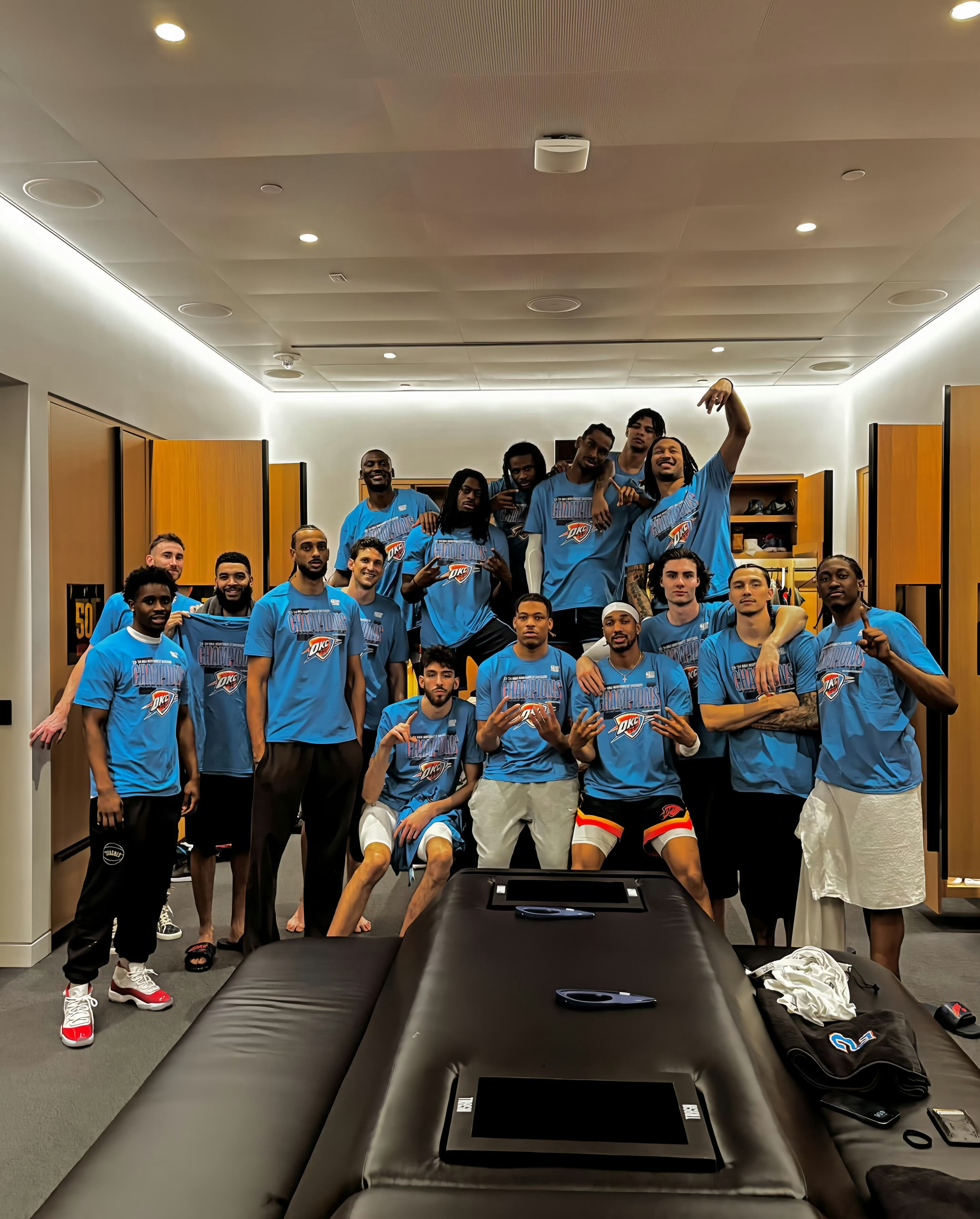 N年前的今天，多尔特分享了一张很难得的大合照，这是哪一年？雷霆连续三个赛季西部第