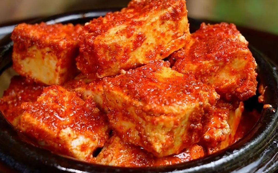 前两天回老家，我妈拿出一罐霉豆腐，我刚要伸筷子，手突然僵在半空——

"这...