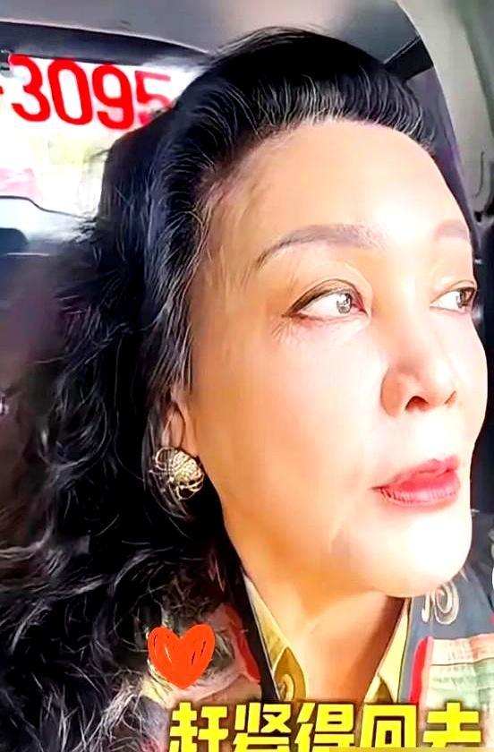 生命降生的第一声啼哭，在普通人家是温情，在特定家族却是精准的商业发令枪。
 
正