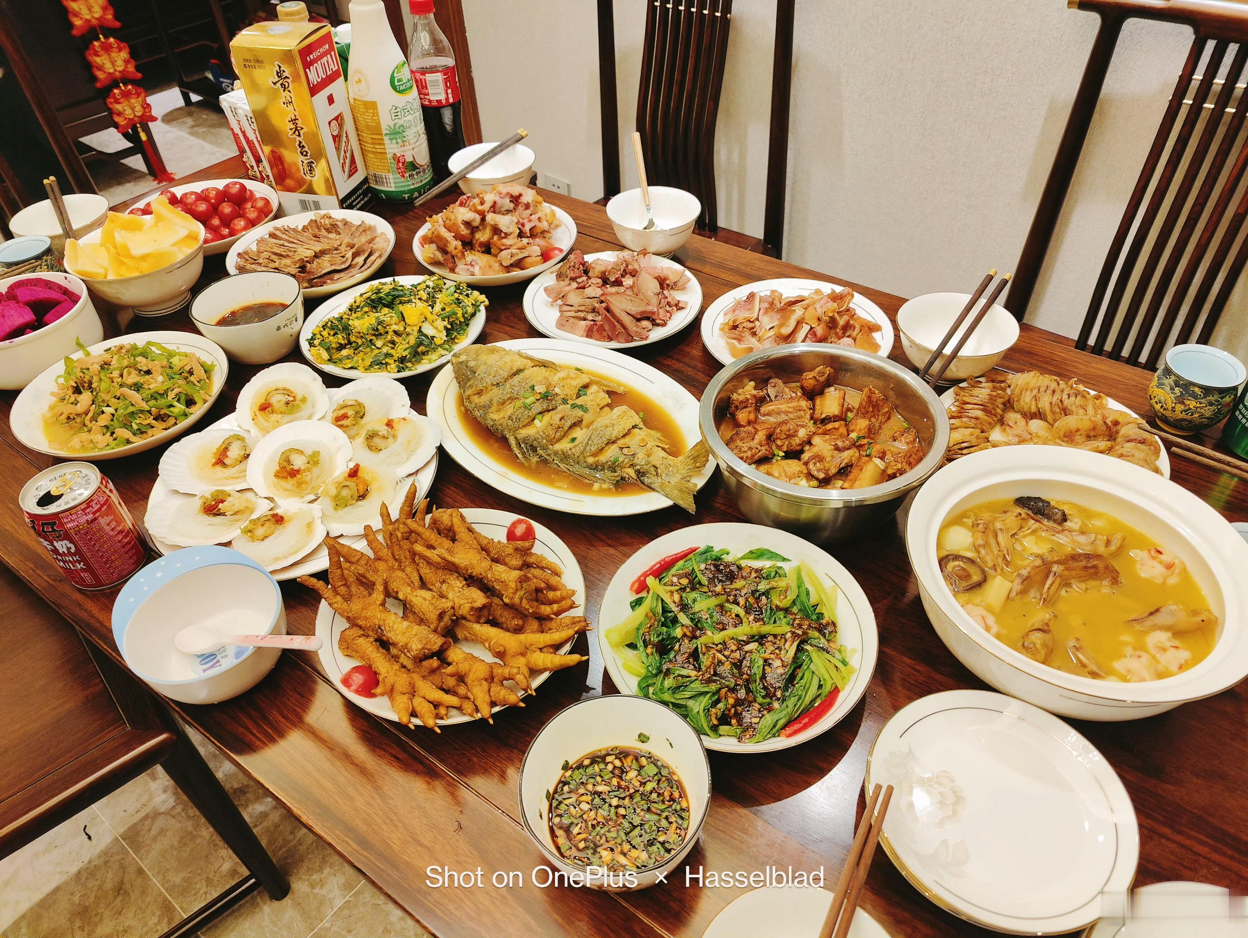 酒满茅台 情满中秋月满人团圆，中秋与家人围坐在一起，熟悉的家乡味里，总少不了那杯