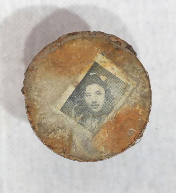 2016年，韩国送回一批志愿军烈士遗骸。在506号棺椁里，工作人员发现了一面旧铜