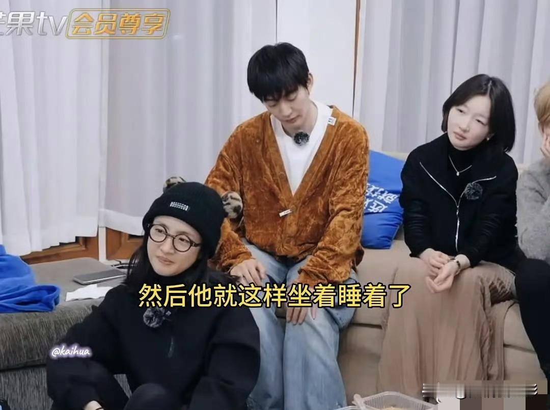 邓为在《花少8》彻底解锁喜剧人属性，综艺效果拉满。卖力搬完一堆行李，又炫完整盒米