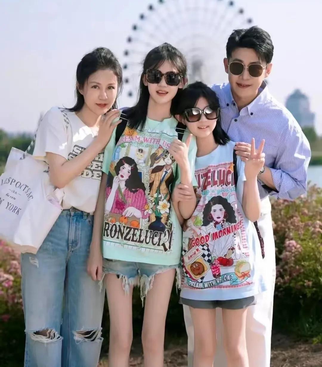 陆毅又晒全家福了
一家四口整整齐齐出现
两个女儿穿得超时尚
真的很羡慕，那个年龄