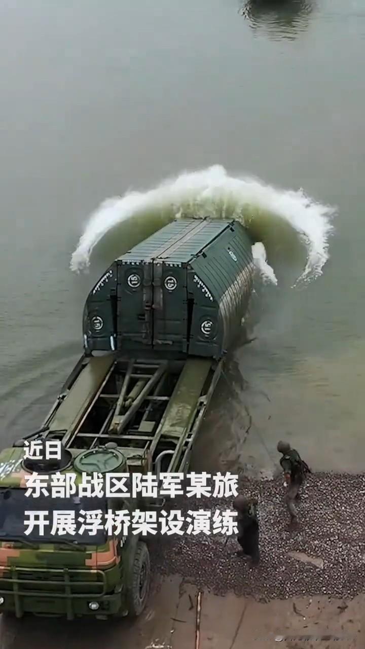 江河天险挡不住前行脚步，战士们默契配合、快速架设水上浮桥，有条不紊、分工协作，场