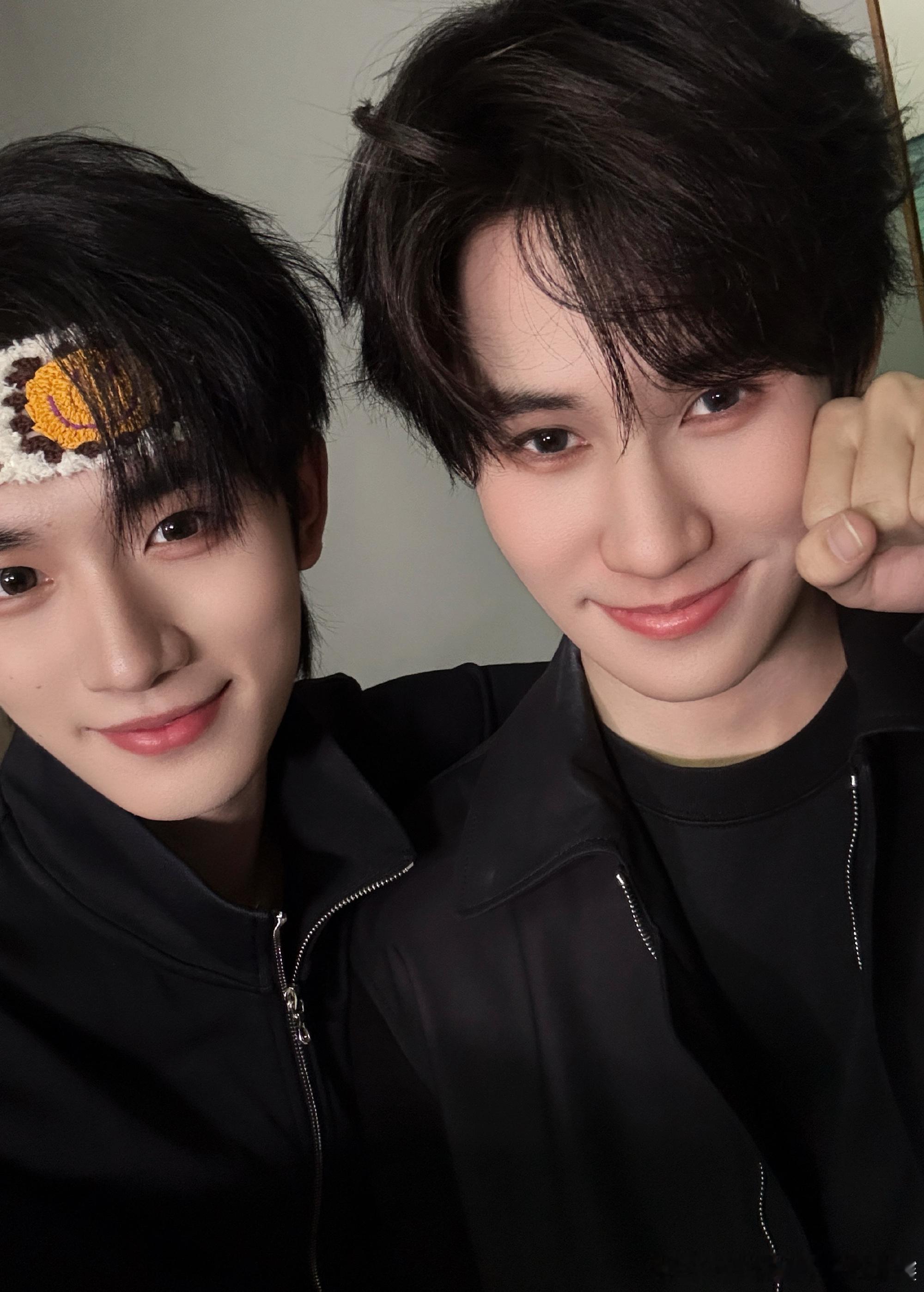 丁程鑫说支持张真源的所有想法丁程鑫叫张真源独一无二的真源儿 超级喜欢这样真诚的友