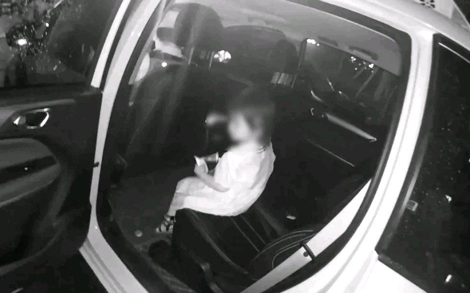 5月26日晚，龙泉街头一个三四岁小女娃与家人走散，哭得那叫一个伤心。热心市民郑女