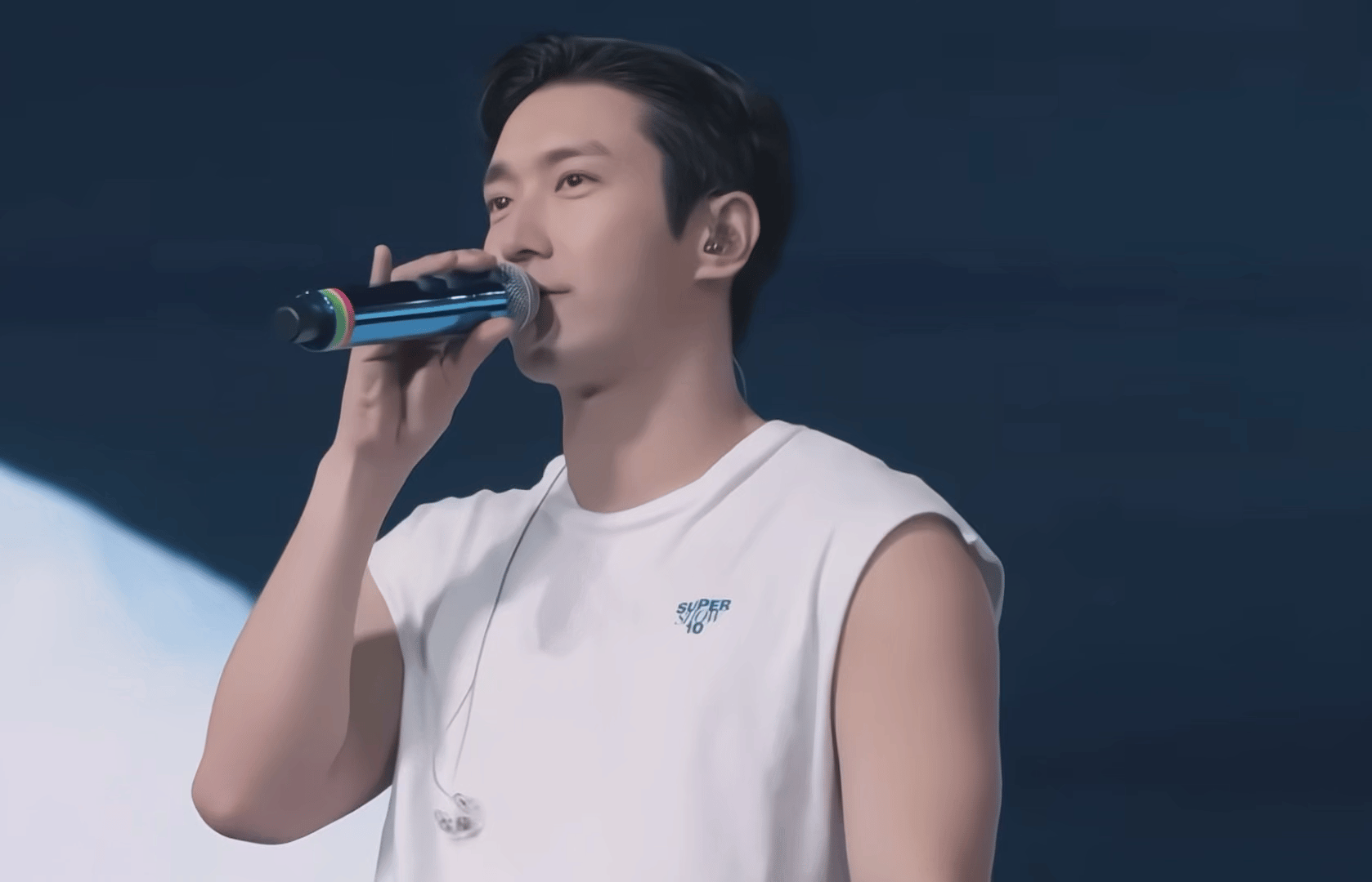 崔始源  崔始源0407生日快乐 练习室的镜子记得每一滴汗的形状银幕的光影收集过