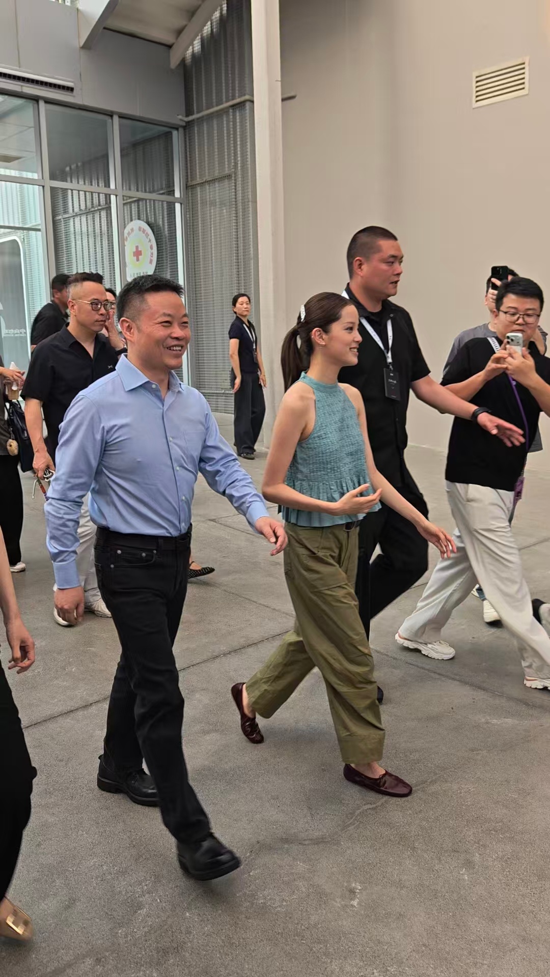 NANA 要发新款，NANA 来了，这样子感觉比结婚那天还开心。