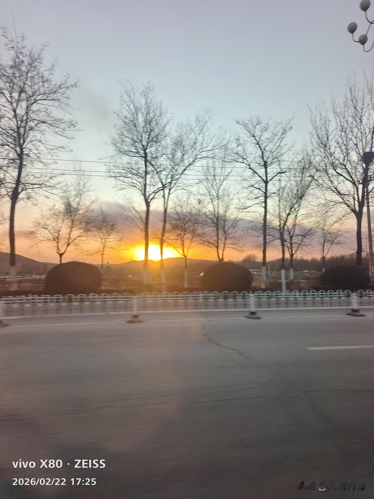 落日的余晖，看起来像是一团火，金光闪耀，非常的迷人，在正月初六看到这样的景色，似