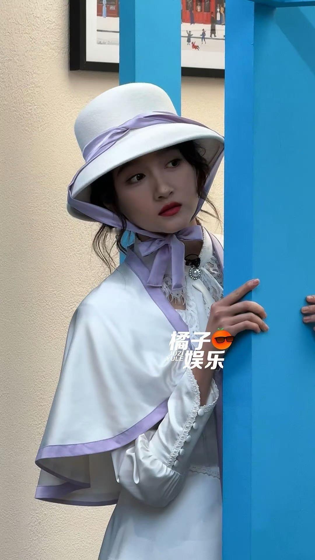 关晓彤十三姨关晓彤甩扇子 执扇轻摇惊艳时光！关晓彤塑造的十三姨既有书卷气的温婉，