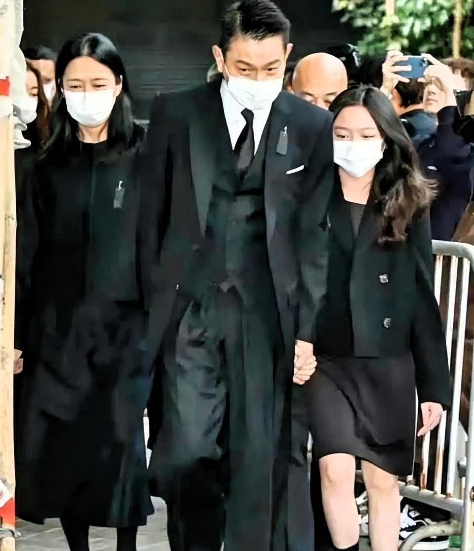 刘德华夫妻罕见同框，路人凭老婆认出他

刷到刘德华和老婆朱丽蒨在香港逛街被偶遇的