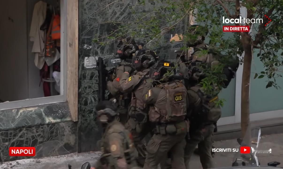 那不勒斯抢劫案，意大利宪兵队（Arma dei carabinieri）在行动中