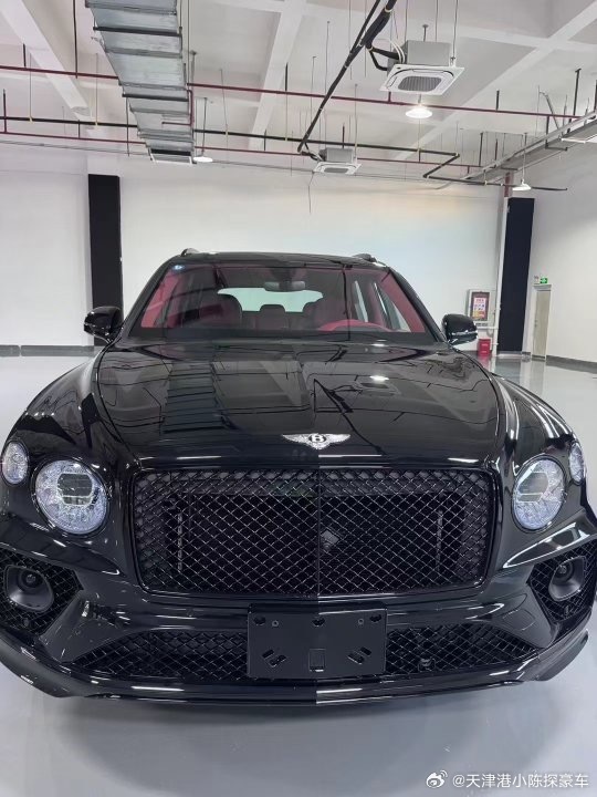 配置:V8宾利添越外观：鲸鱼黑内饰：鲸鱼黑/热刺红双拼（配色方案-E）面板：黑钢