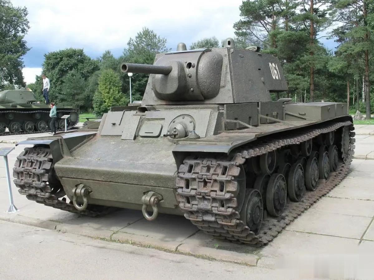  KV-1是苏联KV重型坦克家族的第一个型号，以苏联时任国防人民政委克利缅特·伏
